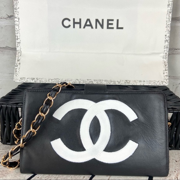 CHANEL Handbags - CHANEL leather wallet crossbody on chain